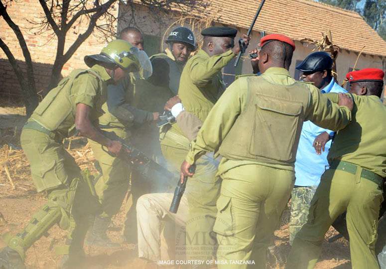 Police beat journalist Daudi Mwangosi (Photo: MISA)